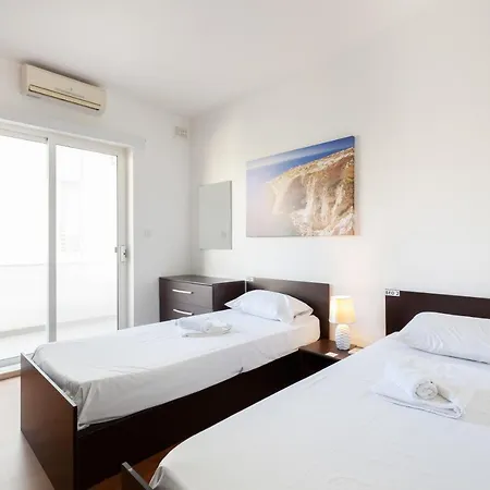 Beautiful 2br Just Off The Promenade With Seaviews By 360 Estates Apartament